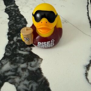 7 Brew Limited Edition Duck Coffee Christmas Holiday Maroon Red Rise And Grind